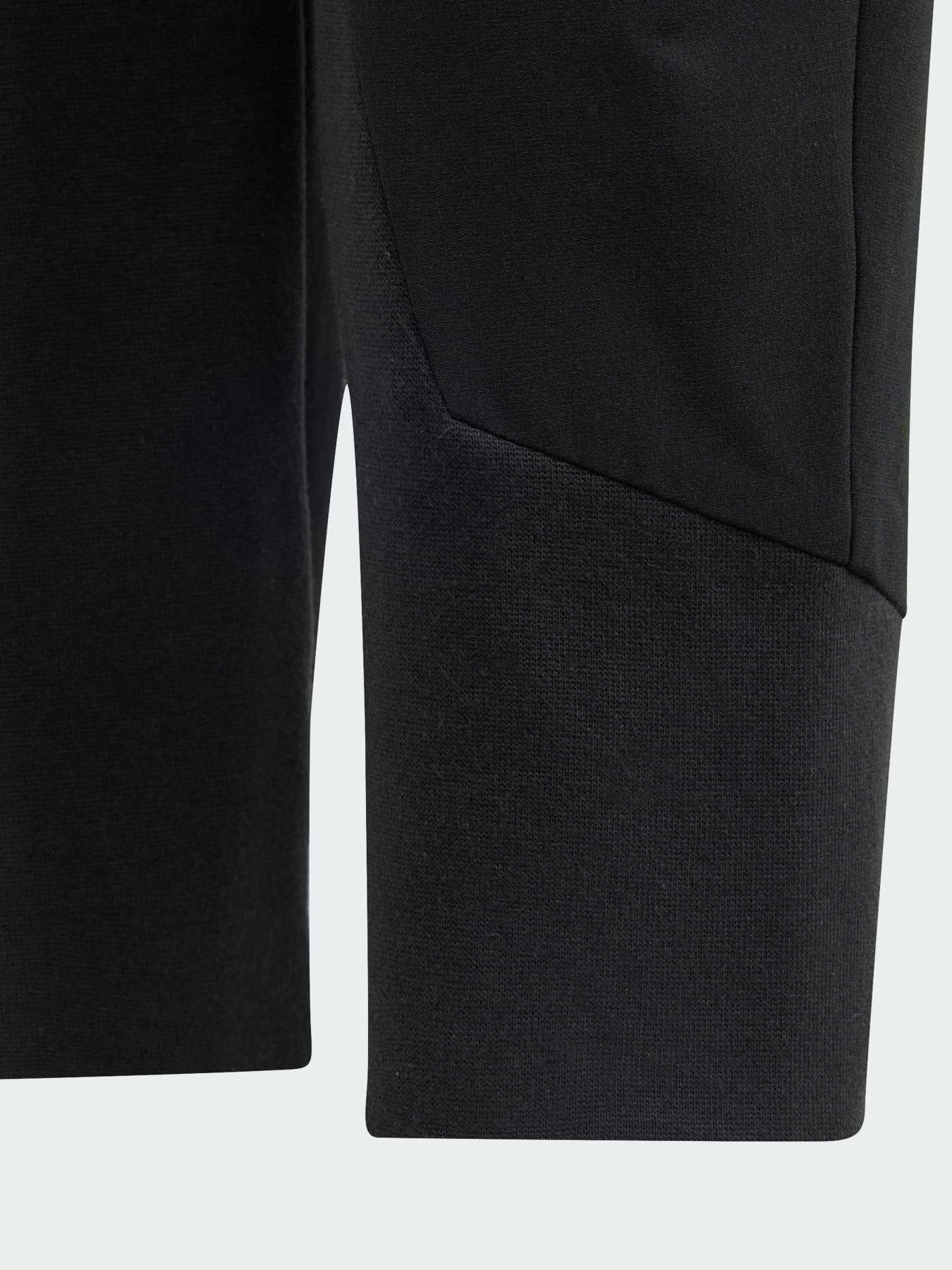 Повсякденні штани Adidas ZNE модель IN6962 Повсякденні штани Adidas ZNE модель IN6962 Фото