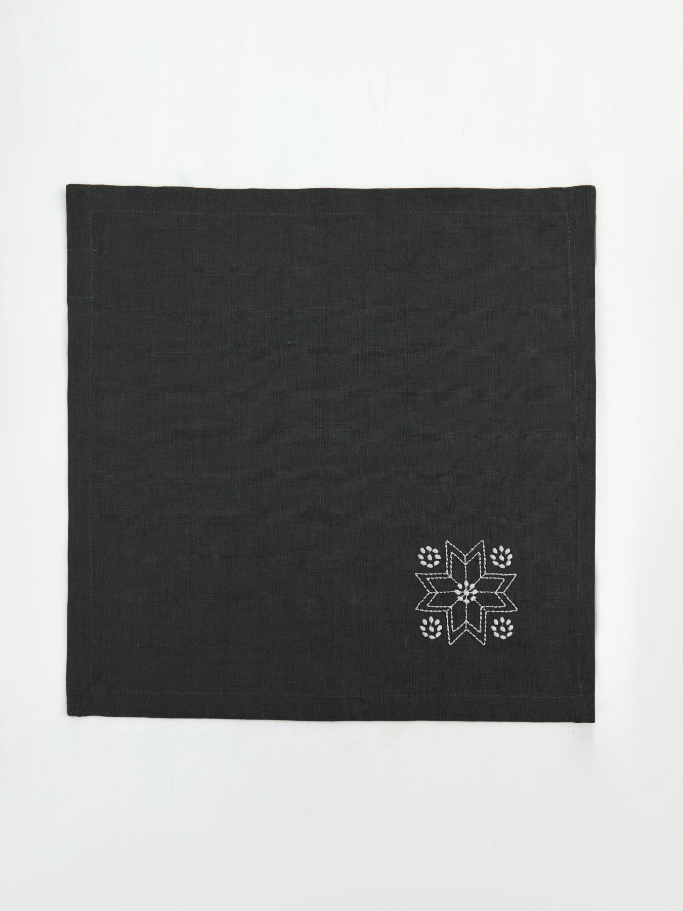 Сет з 2-х столових серветок з льону з машинною вишивкою "Зірка" GNIZDO Модель 2LTNSMEZ Фото