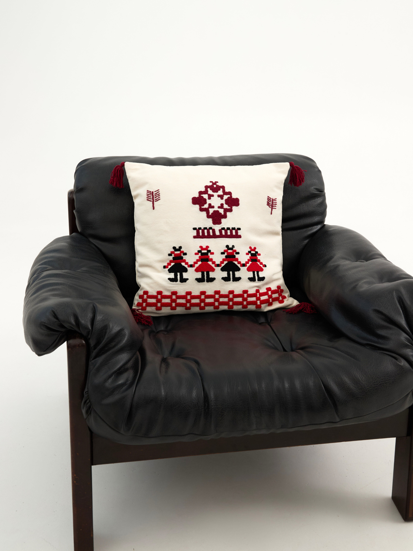 Декоративна подушка з ручною вишивкою та китицями. GNIZDO модель 1CCHEDCETTCCGKI Фото