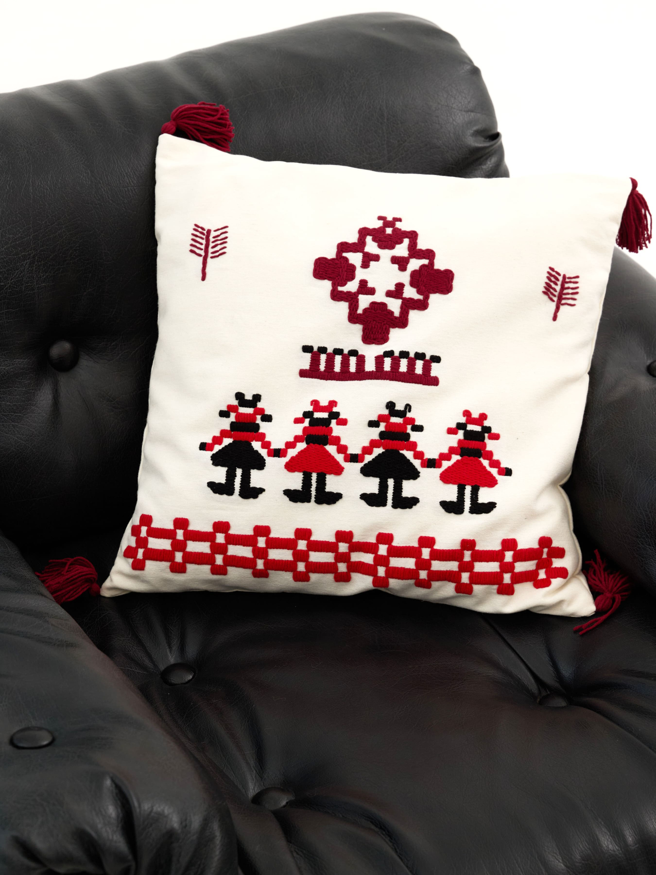 Декоративна подушка з ручною вишивкою та китицями. GNIZDO модель 1CCHEDCETTCCGKI Фото