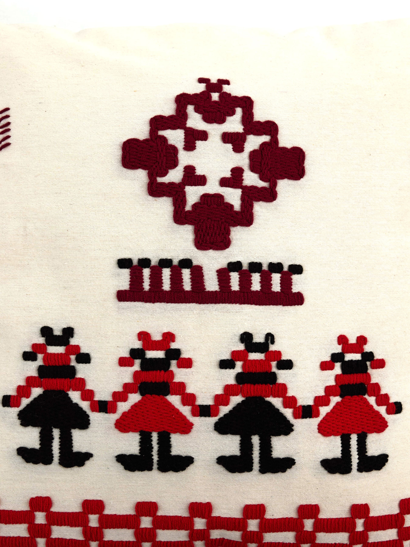 Декоративна подушка з ручною вишивкою та китицями. GNIZDO модель 1CCHEDCETTCCGKI Фото