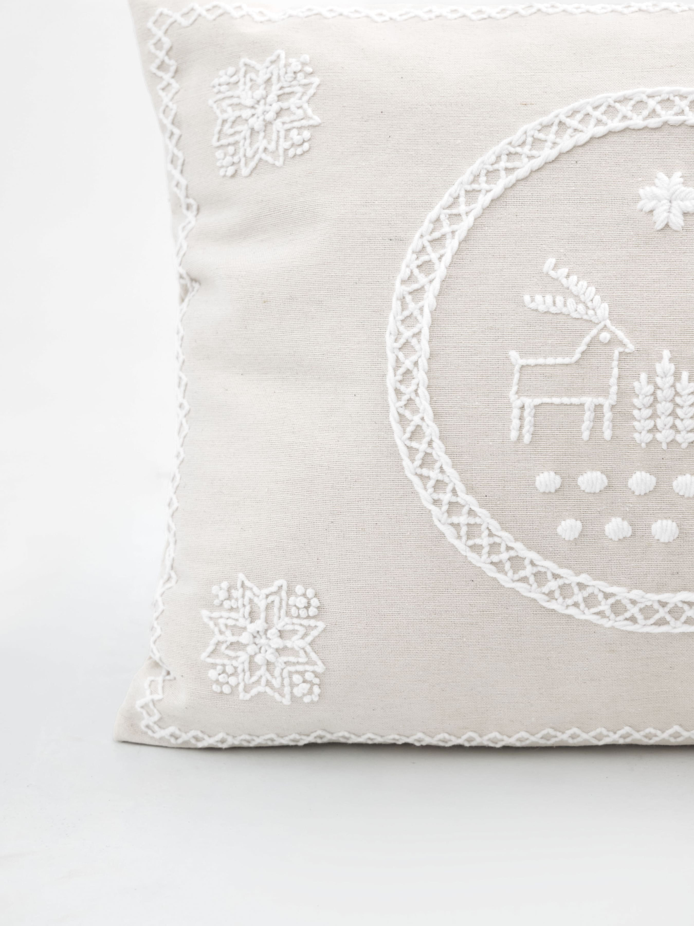 Декоративна подушка зі зйомною наволочкою з ручною вишивкою "Олені" GNIZDO модель 1CCHEDCETTCCGKI Фото