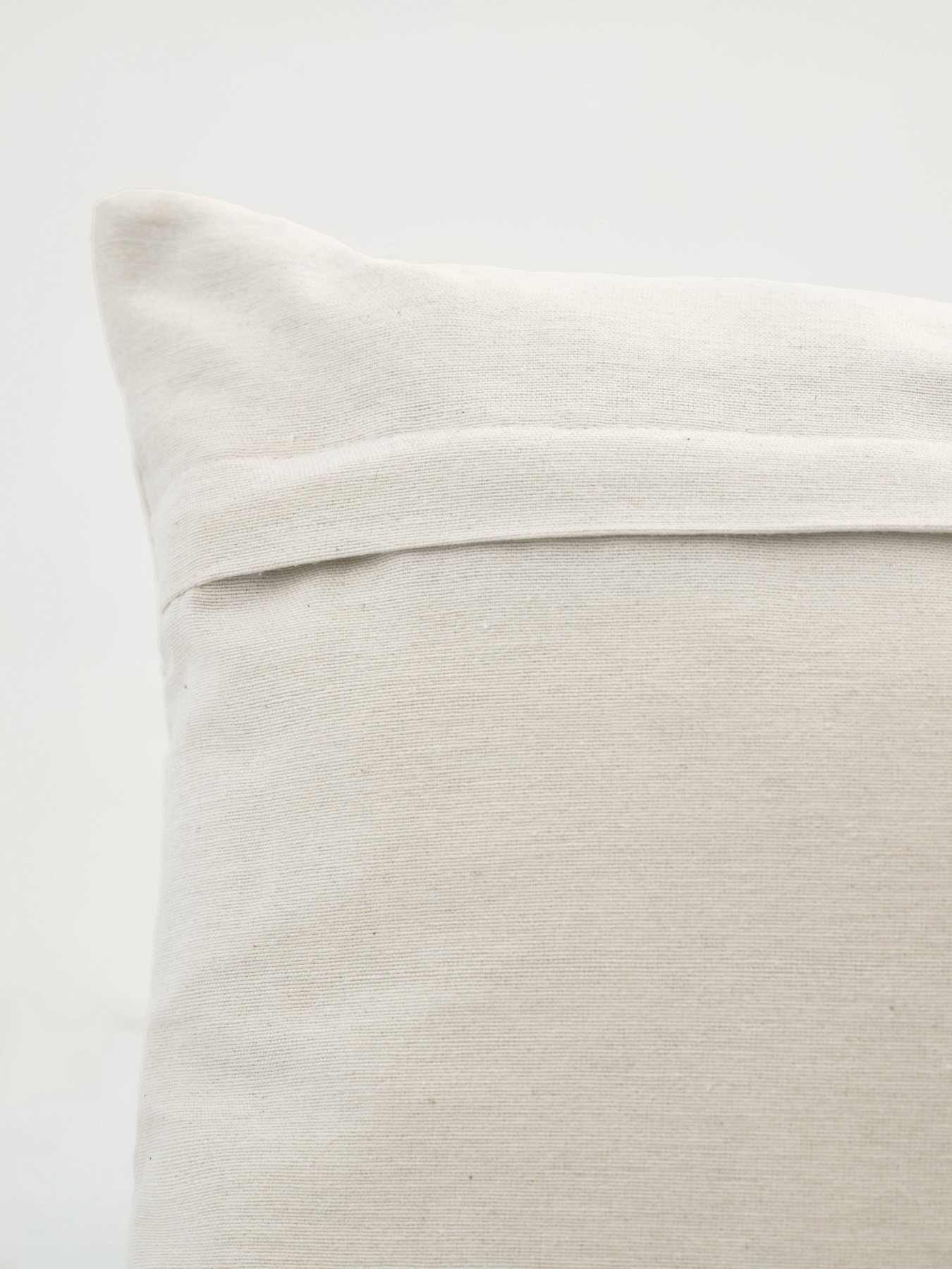 Декоративна подушка зі зйомною наволочкою з ручною вишивкою "Олені" GNIZDO модель 1CCHEDCETTCCGKI Фото