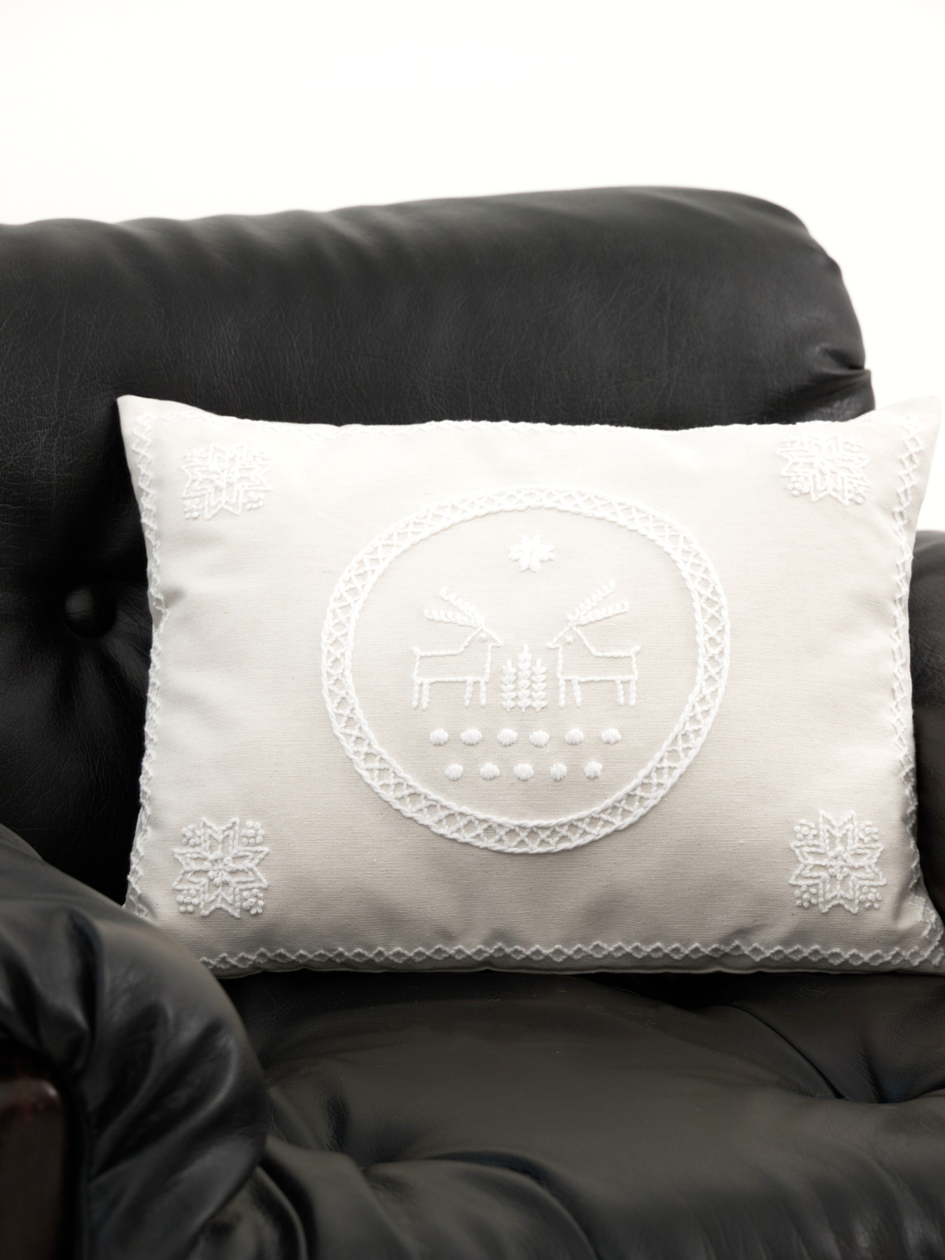 Декоративна подушка зі зйомною наволочкою з ручною вишивкою "Олені" GNIZDO модель 1CCHEDCETTCCGKI Фото