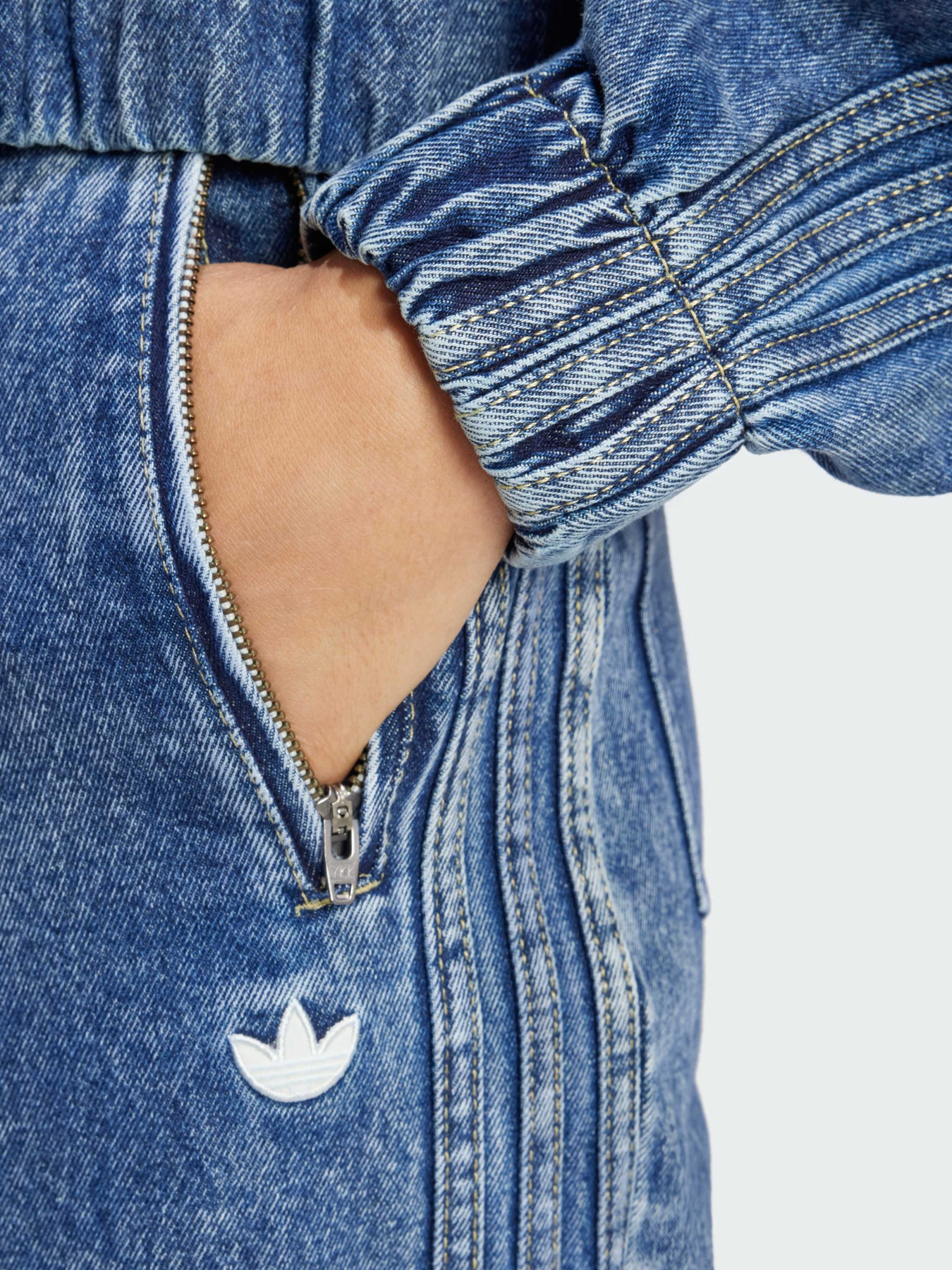 Прямі джинси Adidas модель IW5758 Прямі джинси Adidas модель IW5758 Фото