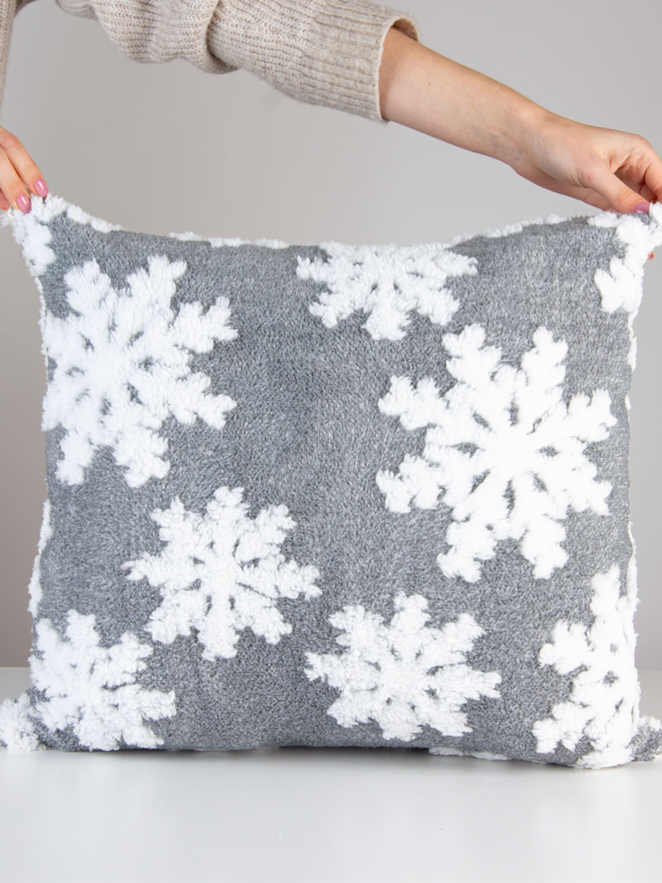 Новорічна декоративна подушка сіра MBM HOME модель DH-NY-68 GRAY Фото