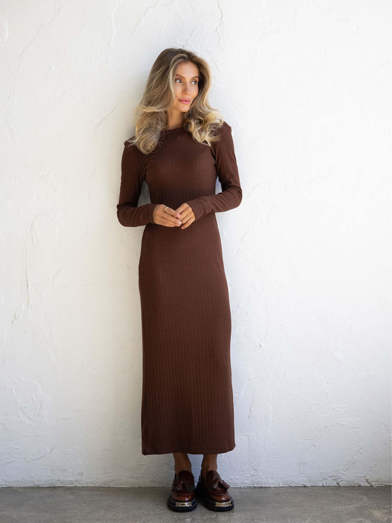 Платья FloveTouch Midi модель Suknia_midi_Br1 Фото