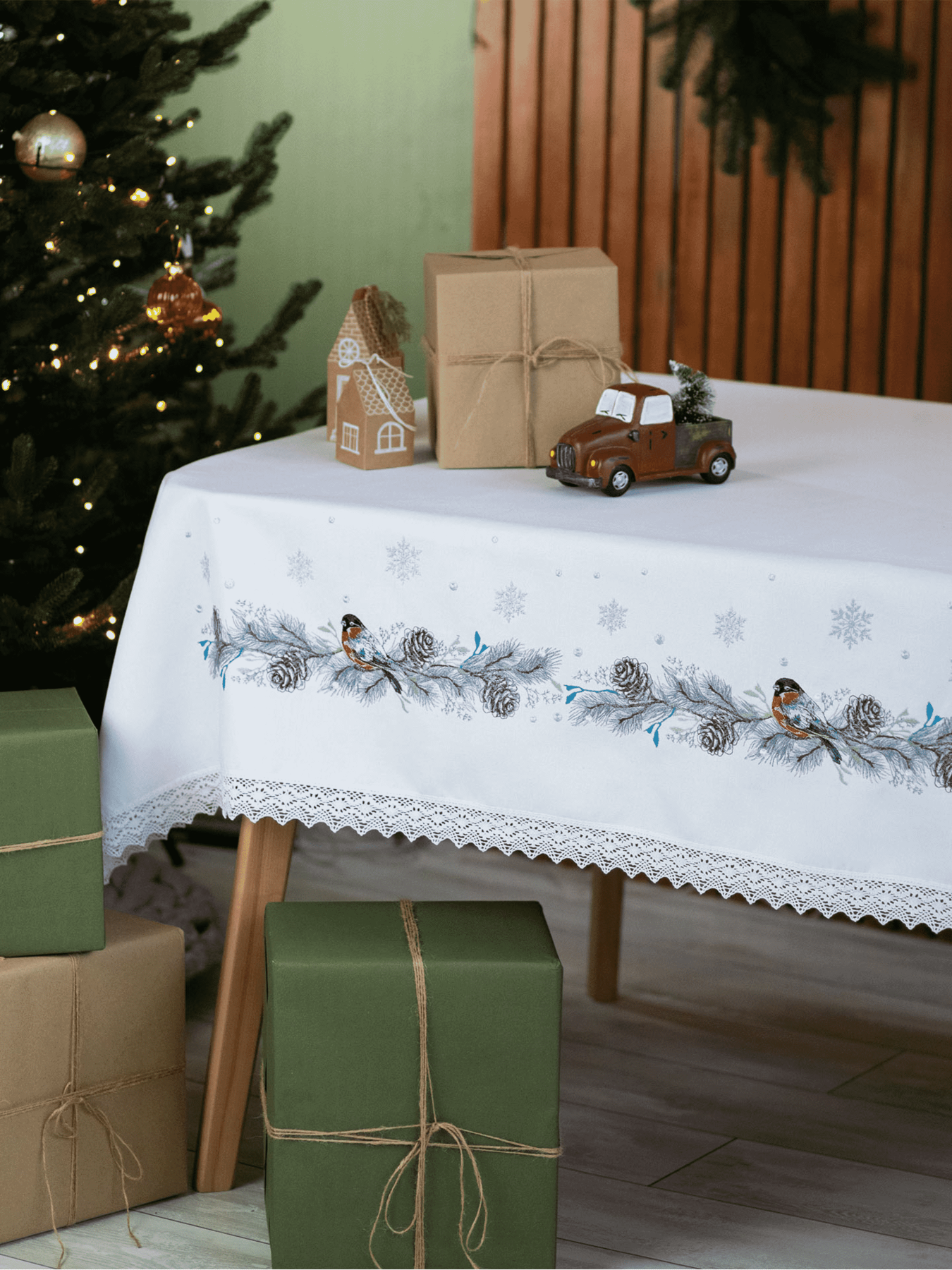 Новорічна скатертина "Снігурі" Едельвіка модель 319-24-09 Фото