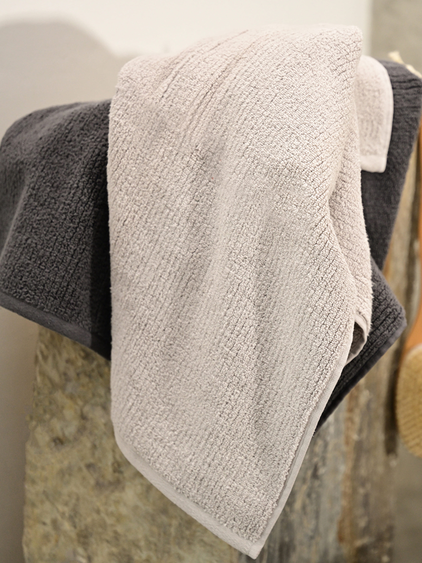 Полотенце из натурального хлопка "Волна" темно-серое MBM MY HOME модель BT-08/09/10 DARK GRAY Фото