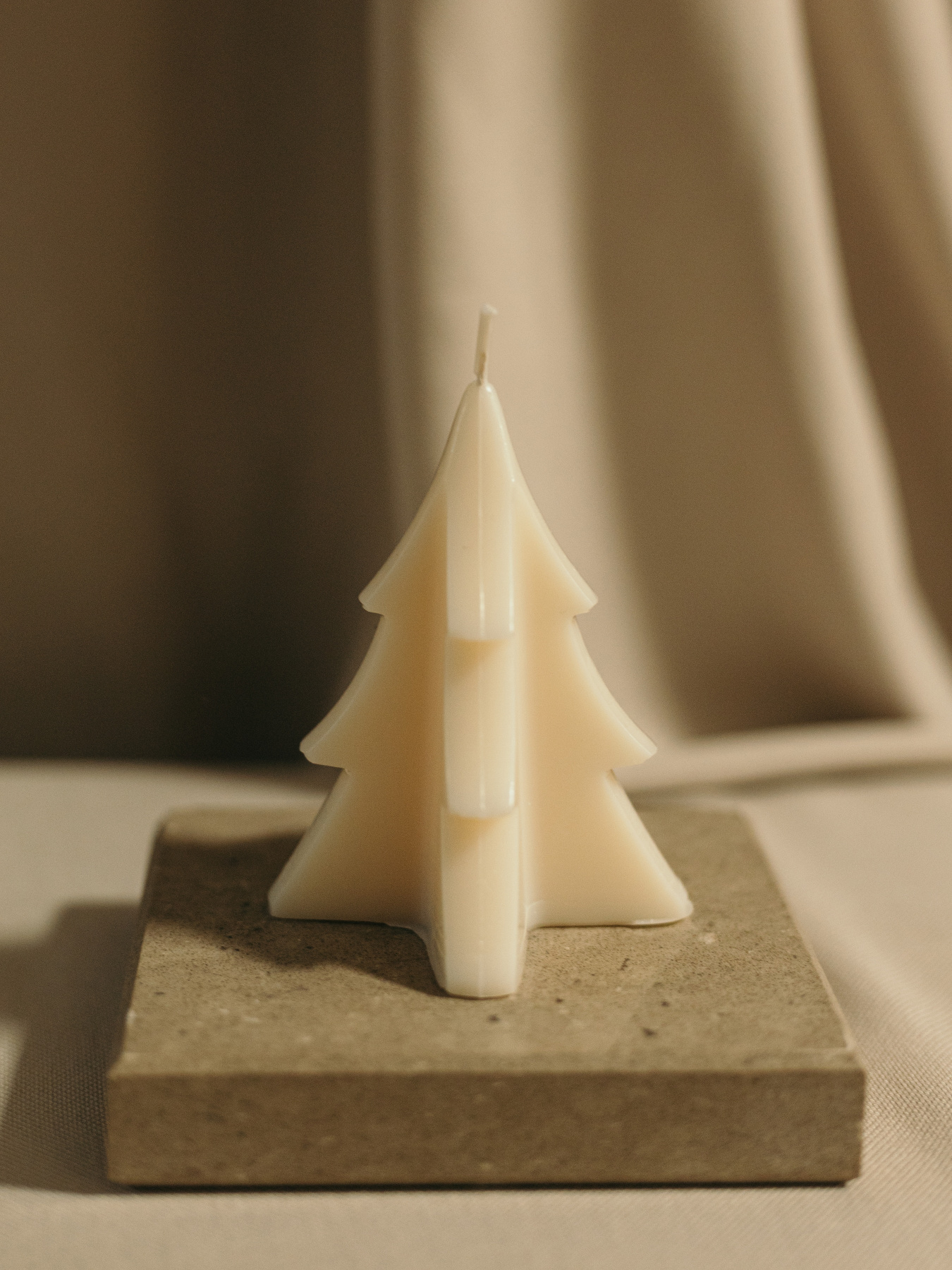 Аромасвеча "Елка Лакшери", аромат Сухой джин и кипарис, из натурального оливкового воска Candle Design модель 170.2016 Фото