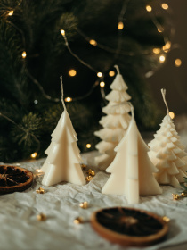 Аромасвеча "Елка Лакшери", аромат Сухой джин и кипарис, из натурального оливкового воска Candle Design модель 170.2016 Фото