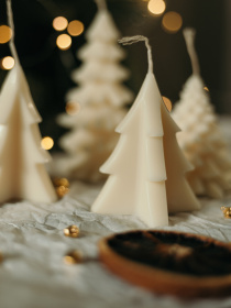 Аромасвеча "Елка Лакшери", аромат Сухой джин и кипарис, из натурального оливкового воска Candle Design модель 170.2016 Фото