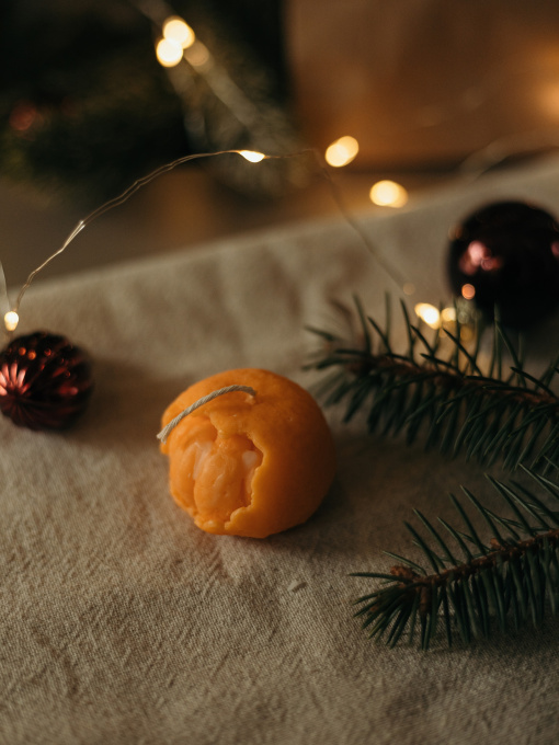 Аромасвеча "Мандарин с бочком", аромат Chiffon, из натурального оливкового воска Candle Design модель 190.2003 Фото