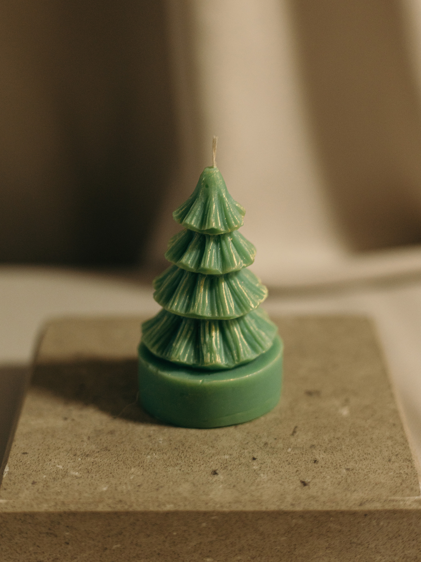 Ароматична свічка "Ялинка на підставці", аромат Dry Gin and Cypress (Сухий джин і кипарис), з натурального оливкового воску Candle Design модель 170.2019 Фото