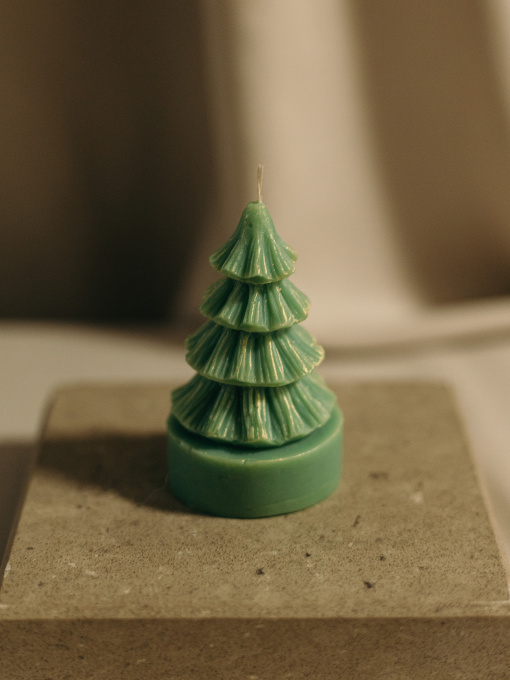 Ароматическая свеча "Елка на подставке", аромат Сухой джин и кипарис, из натурального оливкового воска Candle Design модель 170.2019 Фото