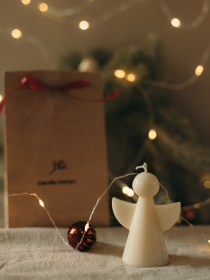 Ароматична свічка "Янгол", аромат - Чизкейк з чорницею, натуральний оливковий віск Candle Design модель 130.2014 Фото