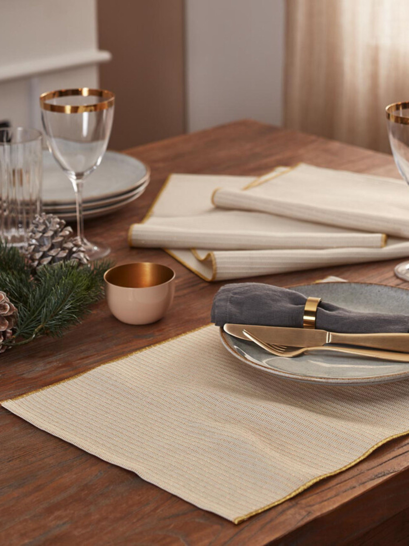 Праздничные салфетки для сервировки с золотистым блеском 4 шт. Tchibo модель T1733676037 Фото