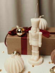 Аромасвічка "Олов’яний солдатик", аромат Pomegranate Bitters (гранатове вино) Candle Design модель 170.2030 Фото