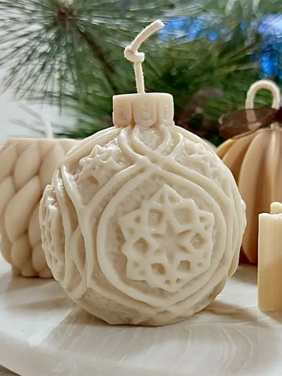 Candle Design ­Аромасвічка "Ялинкова кулька", аромат - Просекко з журавлини, з натурального оливкового воску модель 074 — фото 3 - INTERTOP