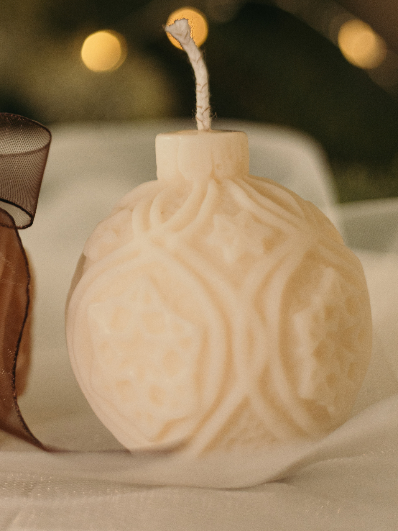 Аромасвечка "Шарик на елку", аромат - Просекко из клюквы, из натурального оливкового воска Candle Design модель 170.2025 Фото