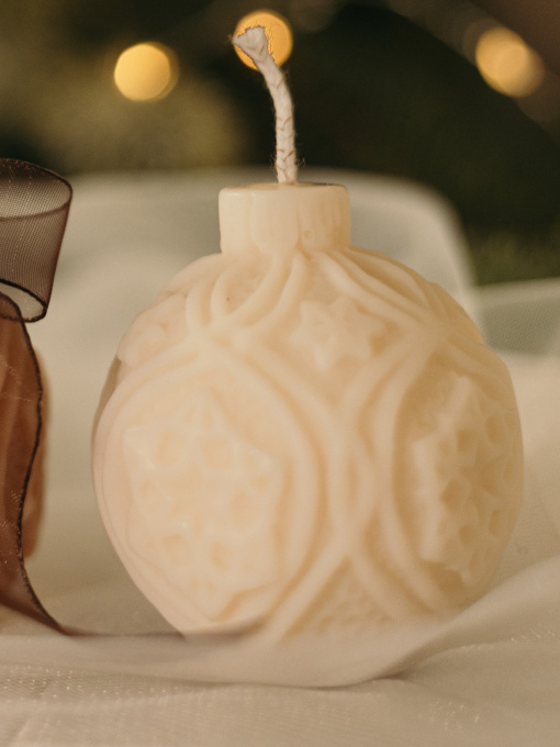 Аромасвечка "Шарик на елку", аромат - Просекко из клюквы, из натурального оливкового воска Candle Design модель 170.2025 Фото