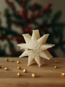 Свічка "Різдвяна зірка" парфумована, аромат - Гранатове вино, з натурального оливкового воску Candle Design модель 170.2026 Фото