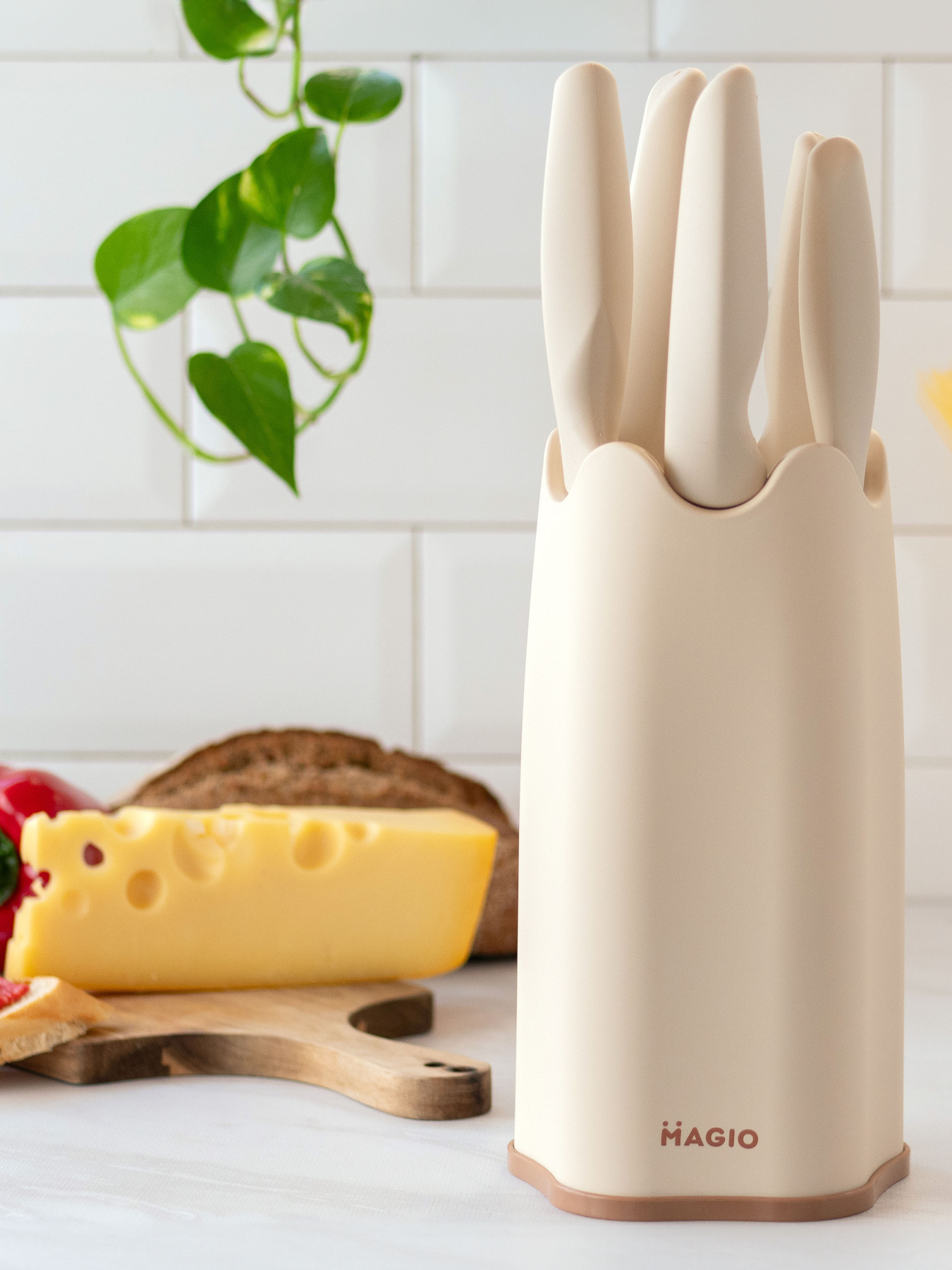 Набор ножей универсальный кухонный/MG-1090/5 кух. ножей+подставка/нерж.сталь Magio модель MG-1090 Набор ножей универсальный кухонный/MG-1090/5 кух. ножей+подставка/нерж.сталь Magio модель MG-1090 Фото