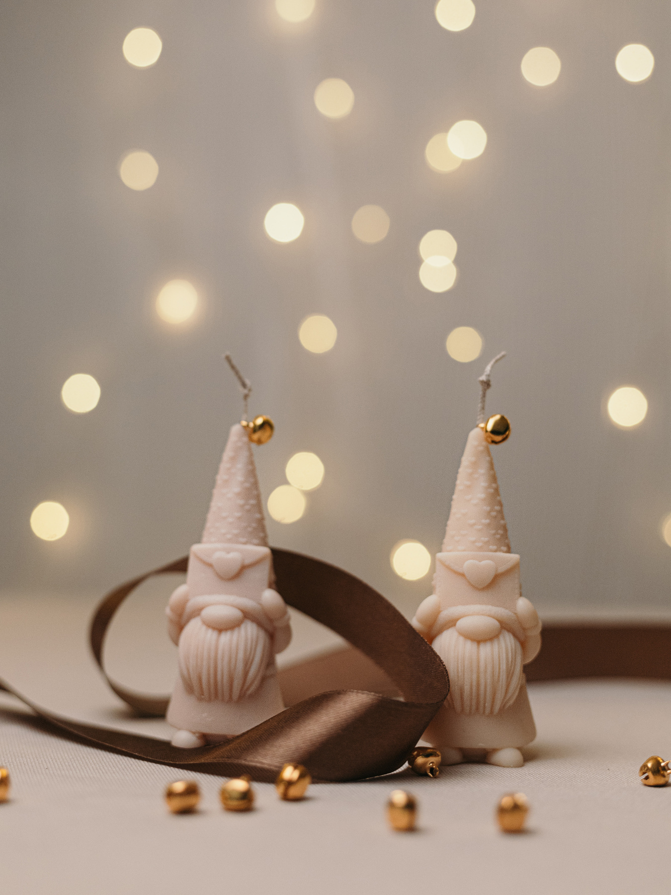 Свеча "Эльф" парфюмированная, аромат - миндальный макарун, из натурального оливкового воска Candle Design модель 170.2023 Фото