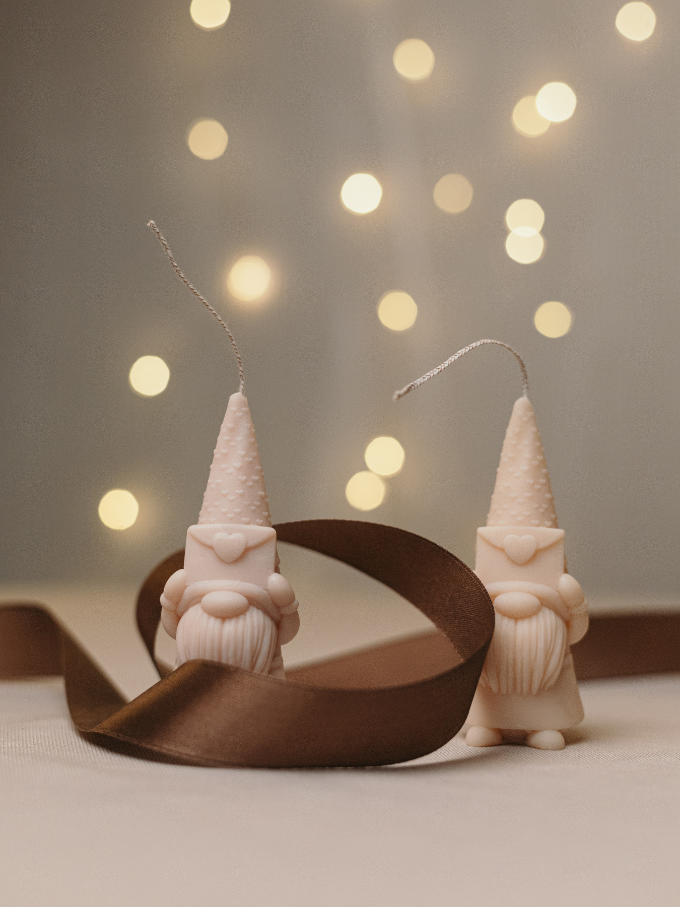 Свеча "Эльф" парфюмированная, аромат - миндальный макарун, из натурального оливкового воска Candle Design модель 170.2023 Фото