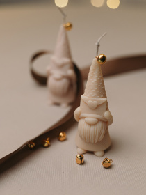 Свеча "Эльф" парфюмированная, аромат - миндальный макарун, из натурального оливкового воска Candle Design модель 170.2023 Фото