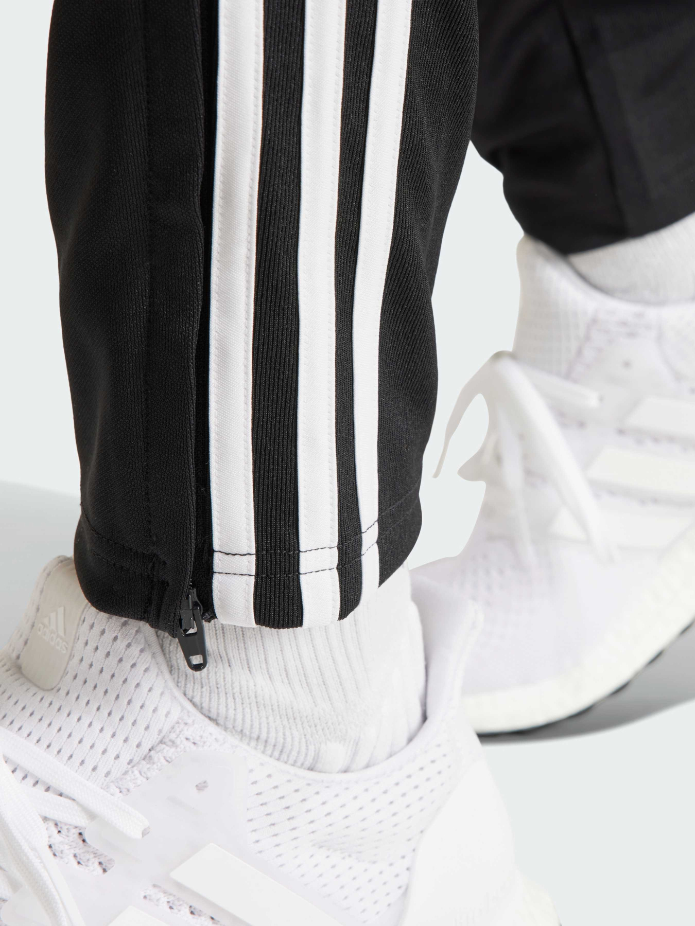 Брюки повседневные Adidas 3 Stripes модель IR7848 Фото