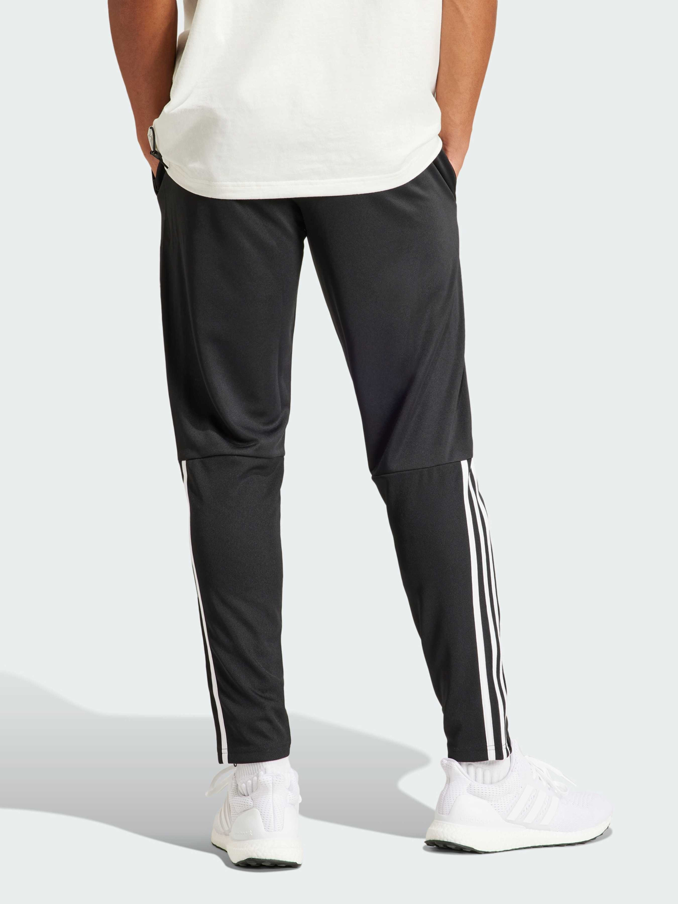 Повсякденні штани Adidas 3 Stripes модель IR7848 Повсякденні штани Adidas 3 Stripes модель IR7848 Фото