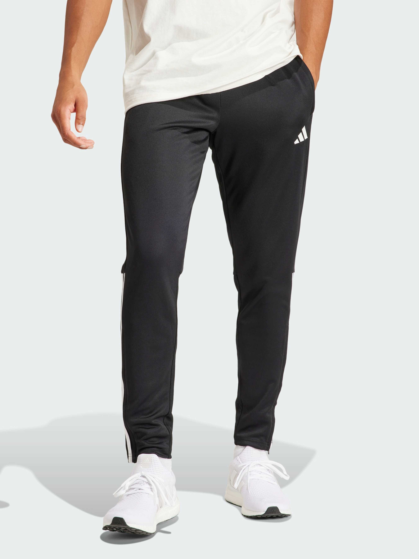 Повсякденні штани Adidas 3 Stripes модель IR7848 Повсякденні штани Adidas 3 Stripes модель IR7848 Фото