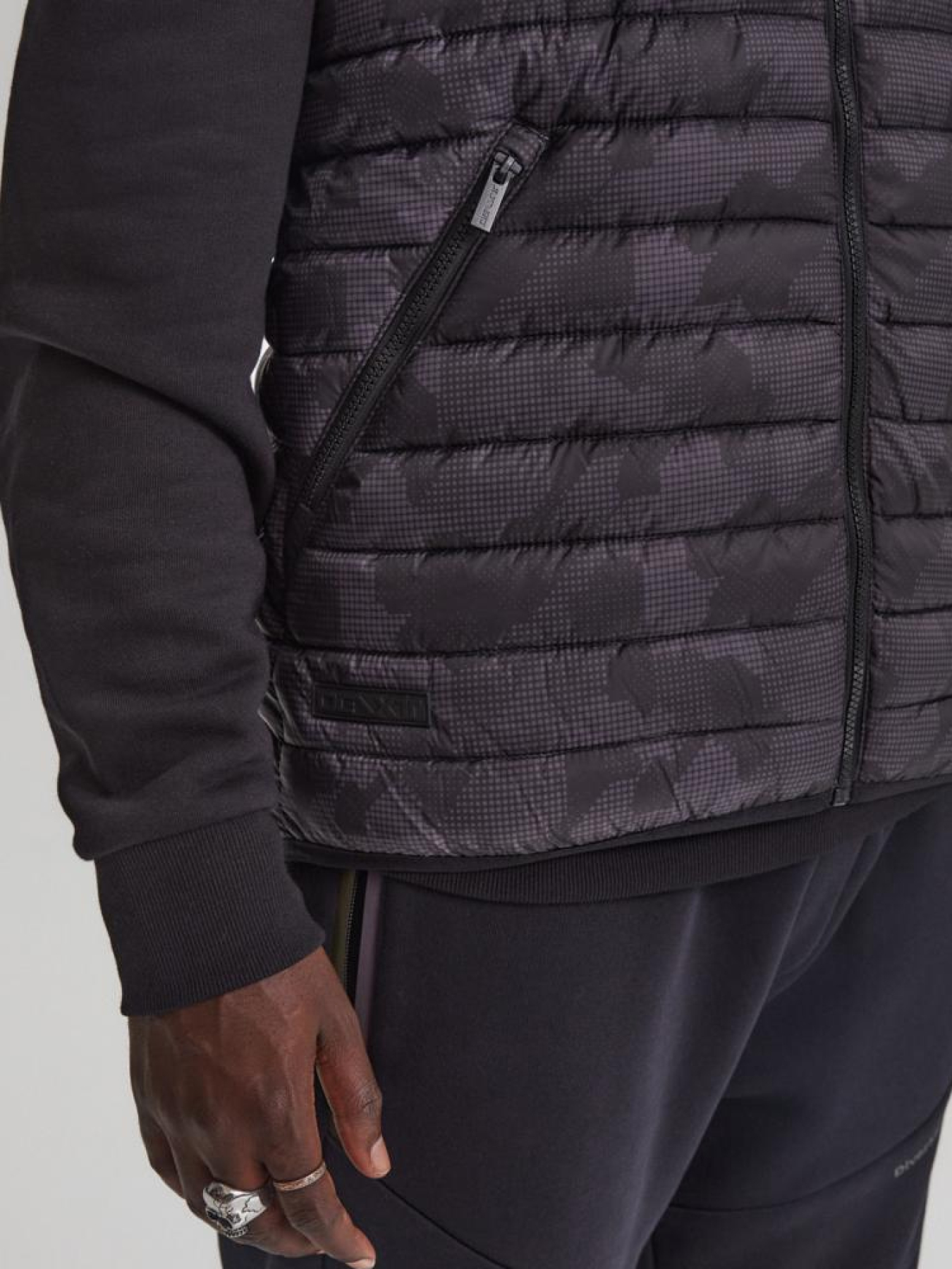 Утеплений жилет DIVERSE Aligeri Dext модель 10043019 Утеплений жилет DIVERSE Aligeri Dext модель 10043019 Фото