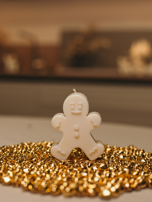 Аромасвеча "Gingerbread man", аромат - Iced Gingersnap (имбирное печенье) Candle Design модель 170.2022 Фото