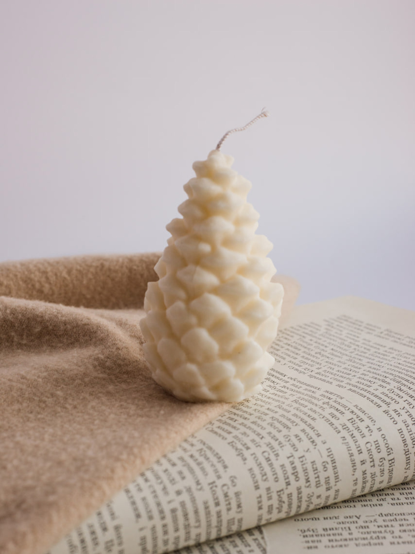 Рождественская свечка "Шишка Карпатская", аромат - Секвойя и мох Candle Design модель 170.2021 Фото