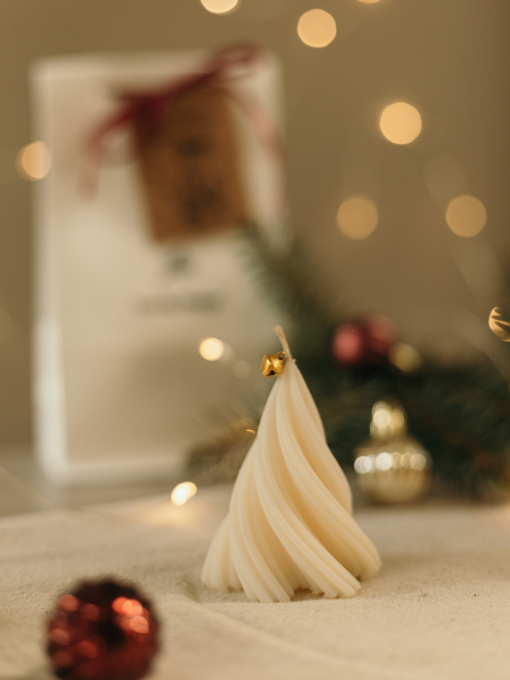 Рождественская  аромасвеча "Елочка спиральная", аромат - Сухой джин и кипарис Candle Design модель 170.2012 Фото