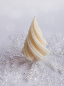 Рождественская  аромасвеча "Елочка спиральная", аромат - Сухой джин и кипарис Candle Design модель 170.2012 Фото