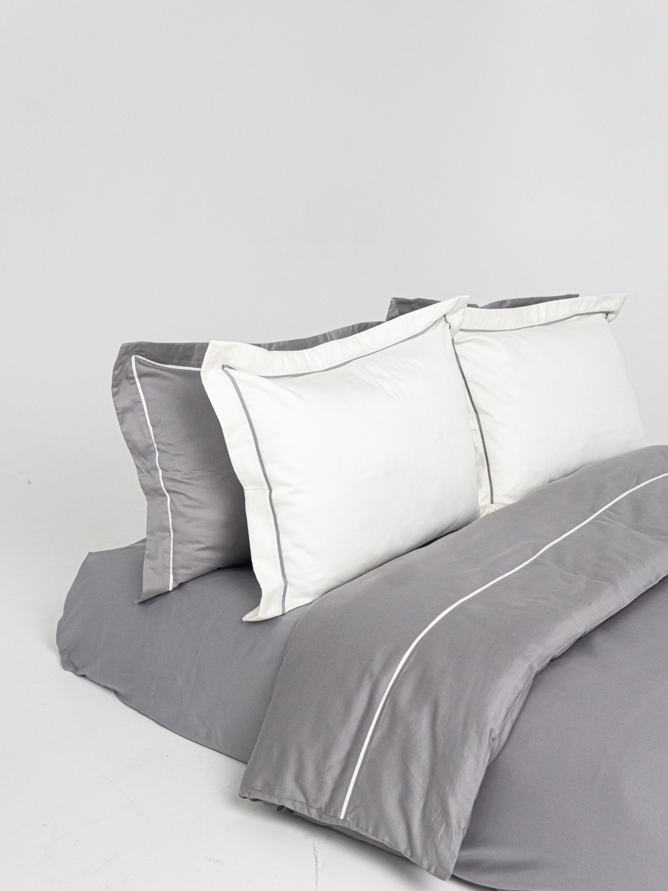 Комплект постельного белья с премиум сатина с кантом INDIM модель Grey123 Фото