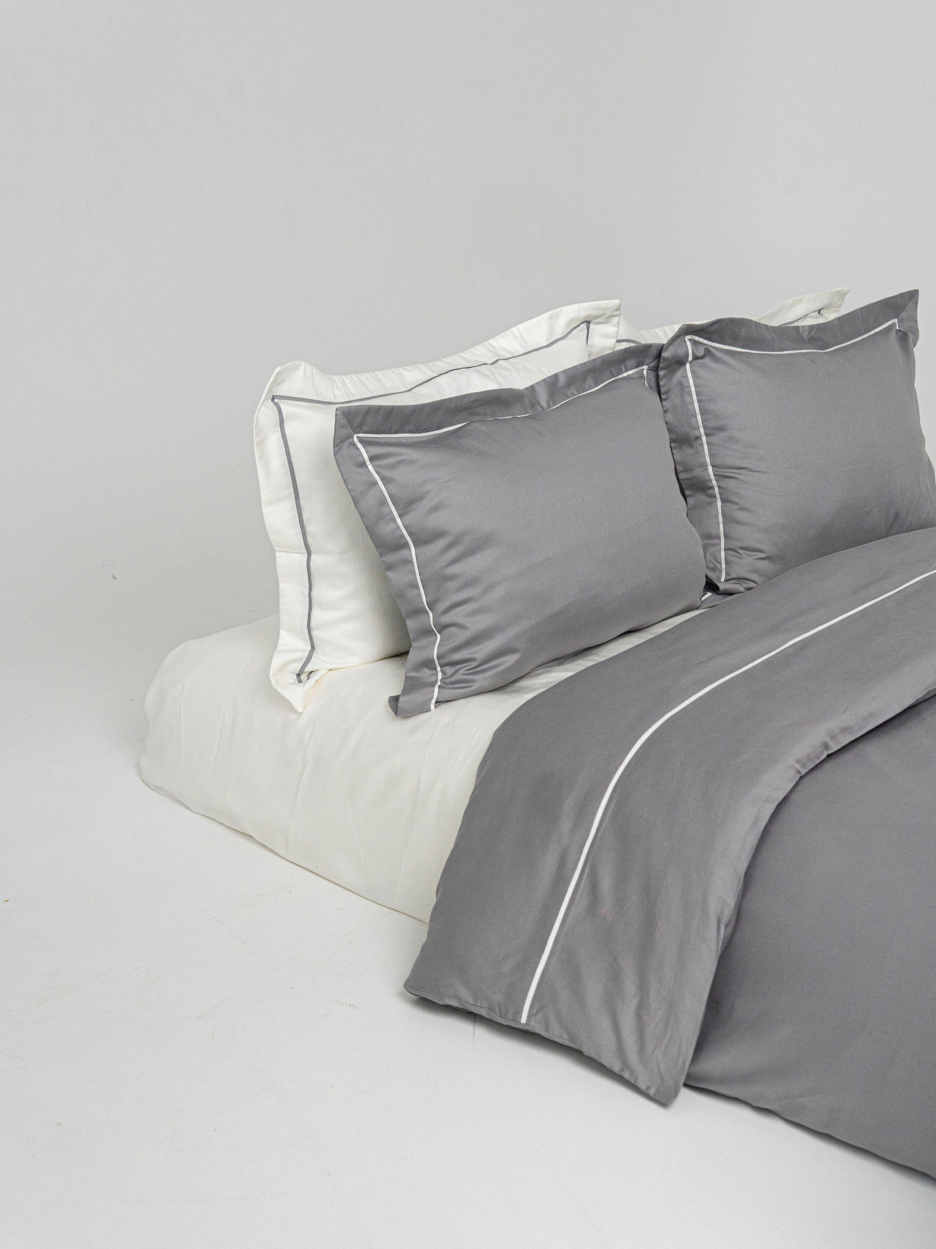 Комплект постельного белья с премиум сатина с кантом INDIM модель Grey123 Фото