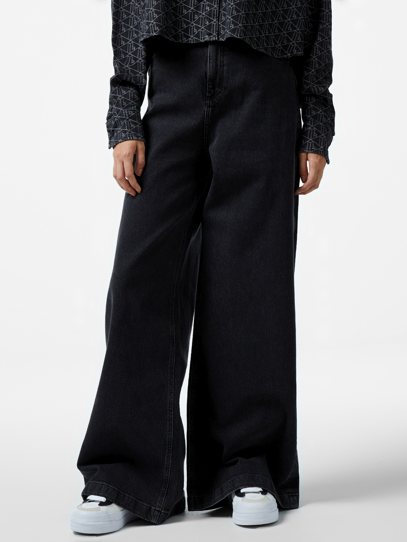 Широкі джинси Lacoste модель HF256868A Фото