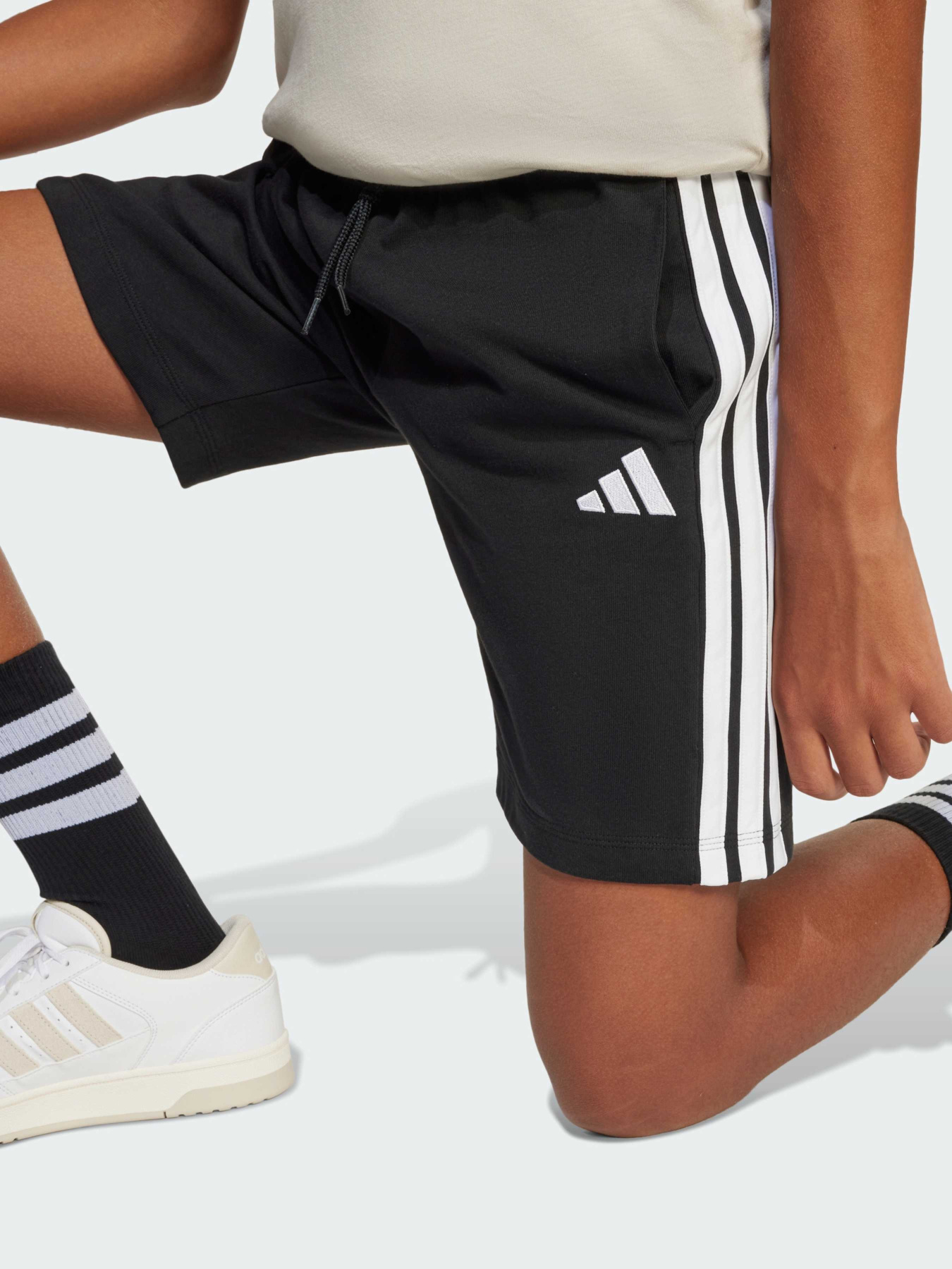 Шорты Adidas модель JE0310 Фото