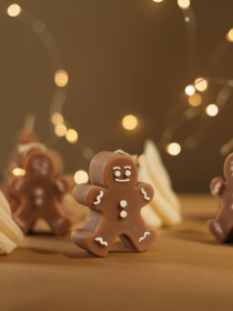 Аромасвеча "Gingerbread man", аромат - Iced Gingersnap (имбирное печенье) Candle Design модель 170.2031 Фото
