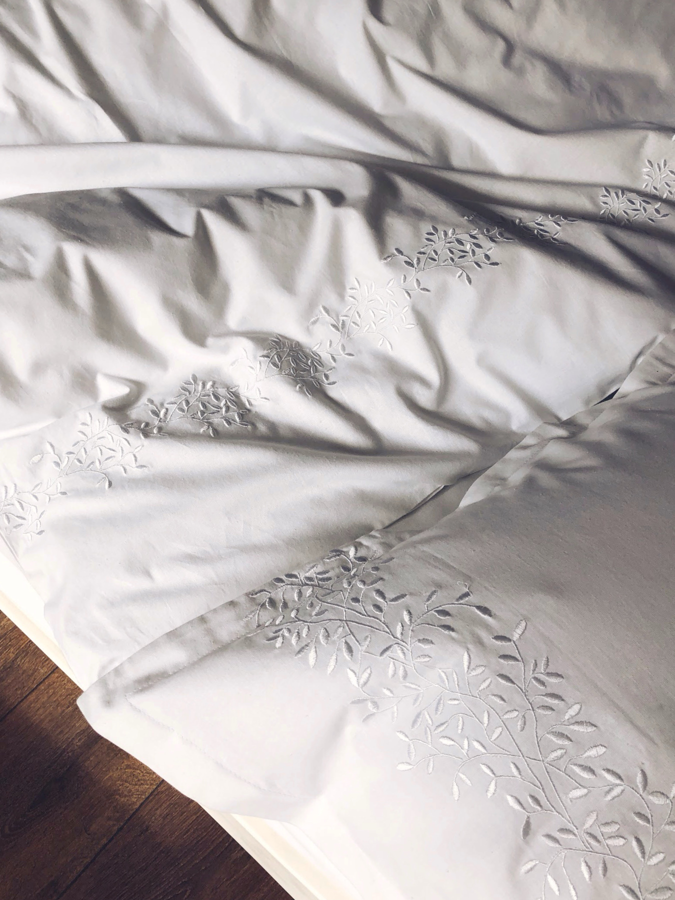 Підковдра біла з вишитими гілками Cozy модель 8009247 Фото