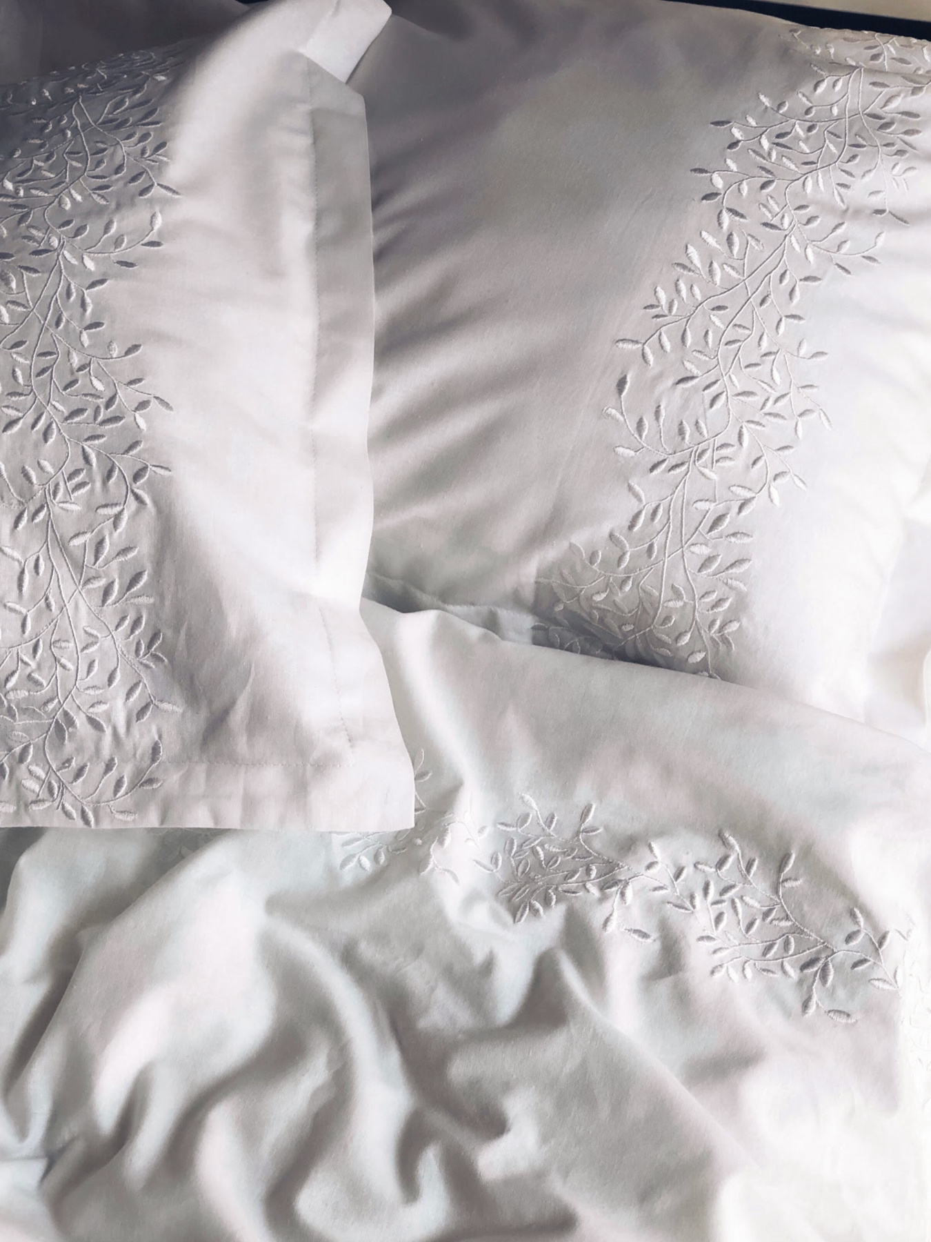 Підковдра біла з вишитими гілками Cozy модель 8009247 Підковдра біла з вишитими гілками Cozy модель 8009247 Фото