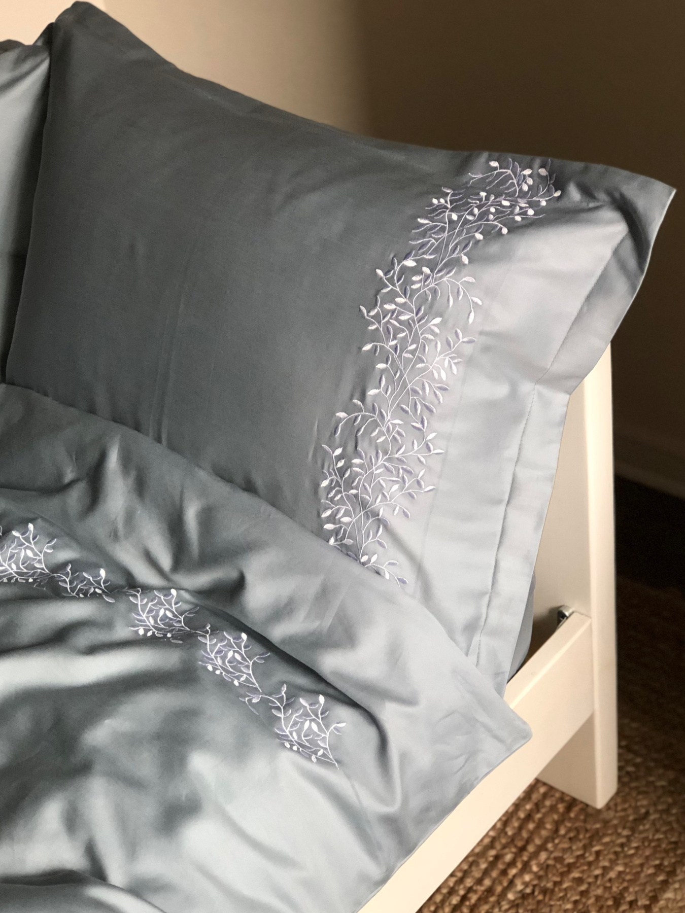 Підковдра сіро-блакитна з вишитими гілками Cozy модель 8009301 Підковдра сіро-блакитна з вишитими гілками Cozy модель 8009301 Фото