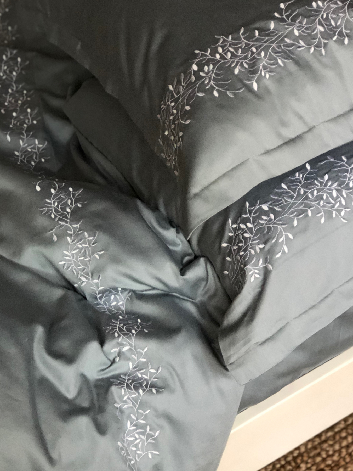 Підковдра сіро-блакитна з вишитими гілками Cozy модель 8009301 Підковдра сіро-блакитна з вишитими гілками Cozy модель 8009301 Фото