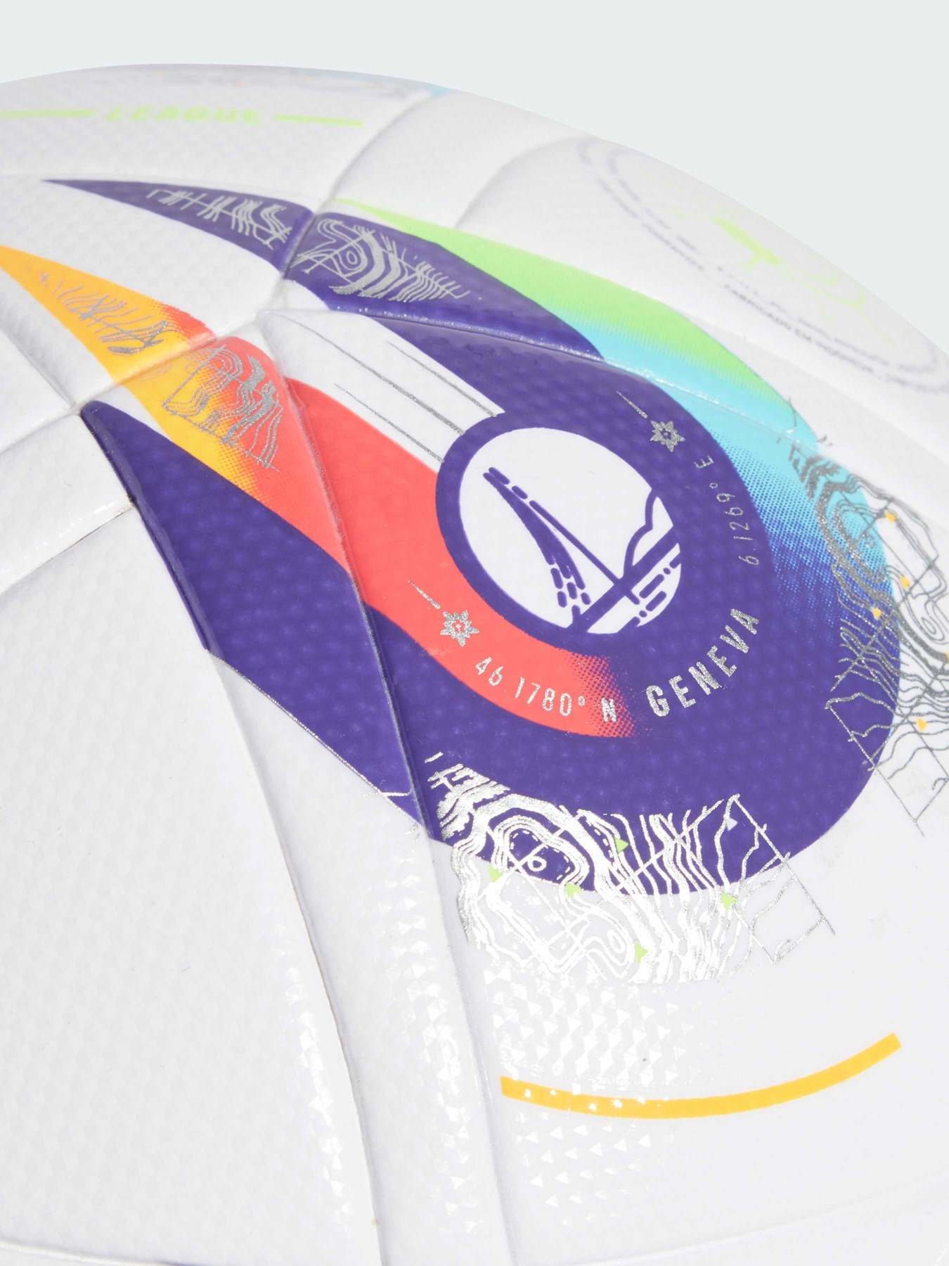 Мячи Adidas Культовые силуэты модель JH1262 Мячи Adidas Культовые силуэты модель JH1262 Фото