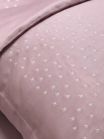 Підковдра рожева з вишитими білими зірками Cozy модель 8009408 Підковдра рожева з вишитими білими зірками Cozy модель 8009408 Фото