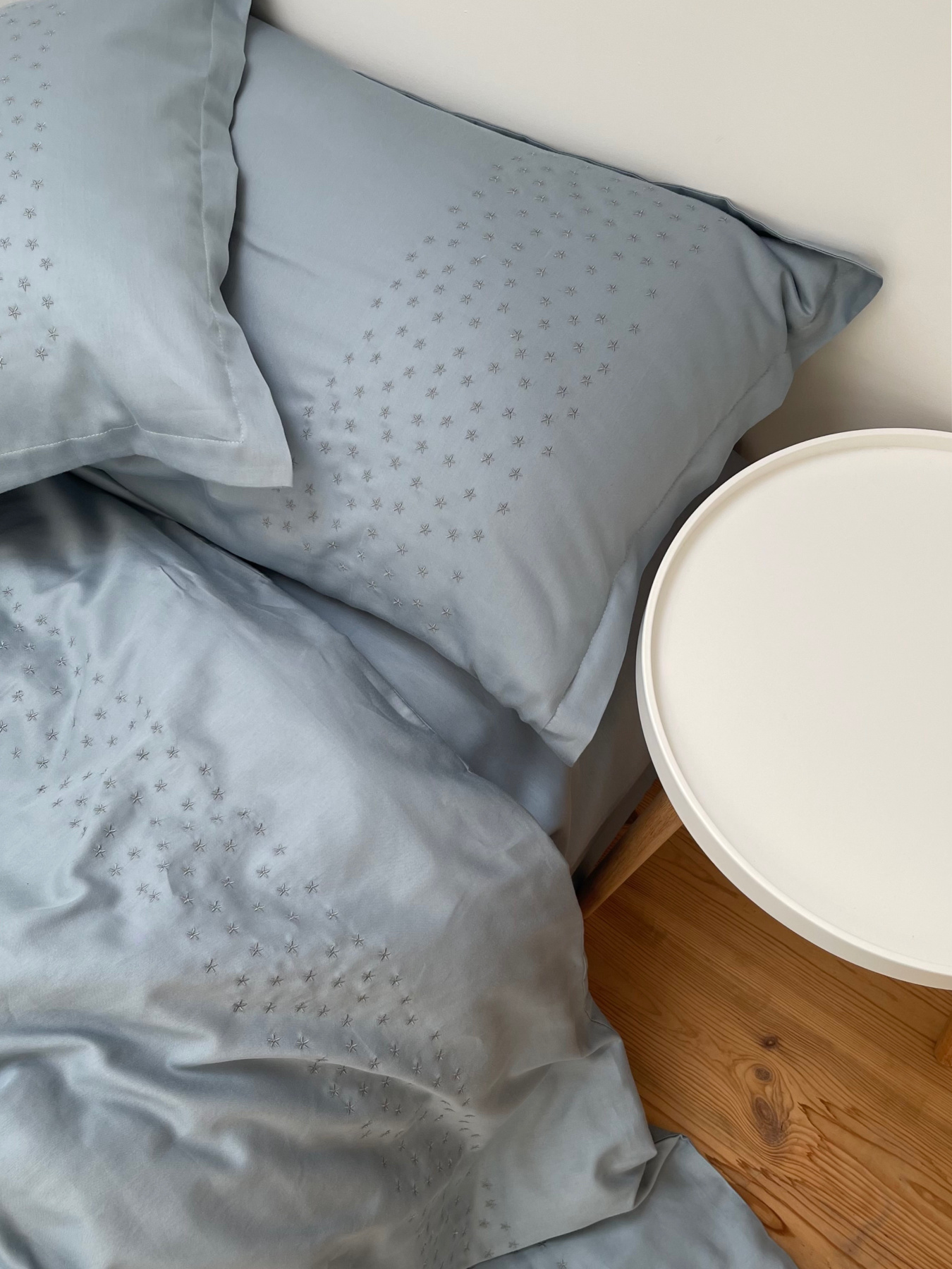 Підковдра сіро-блакитна з вишитими зірками Cozy модель 8009399 Підковдра сіро-блакитна з вишитими зірками Cozy модель 8009399 Фото